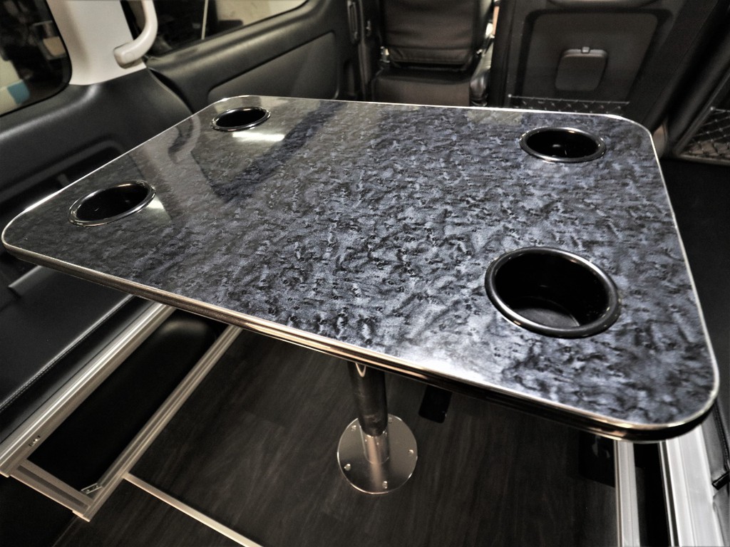 ポール式テーブル付きです！