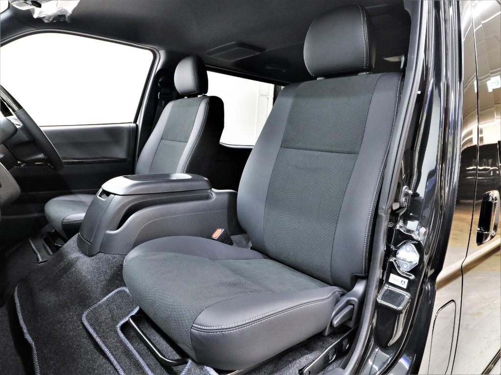 特別仕様車専用ハーフレザーシート！