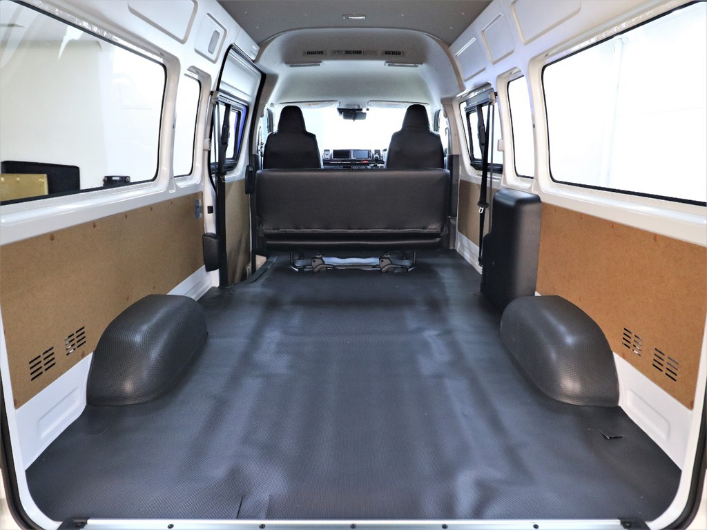 ベッドキット等を追加して車中泊仕様にも出来ます！