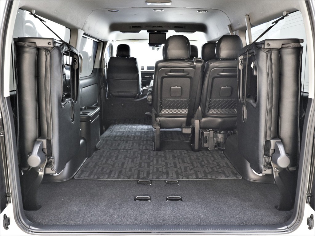 人も乗れて荷室もしっかり確保できるのがハイエースの魅力ですね！