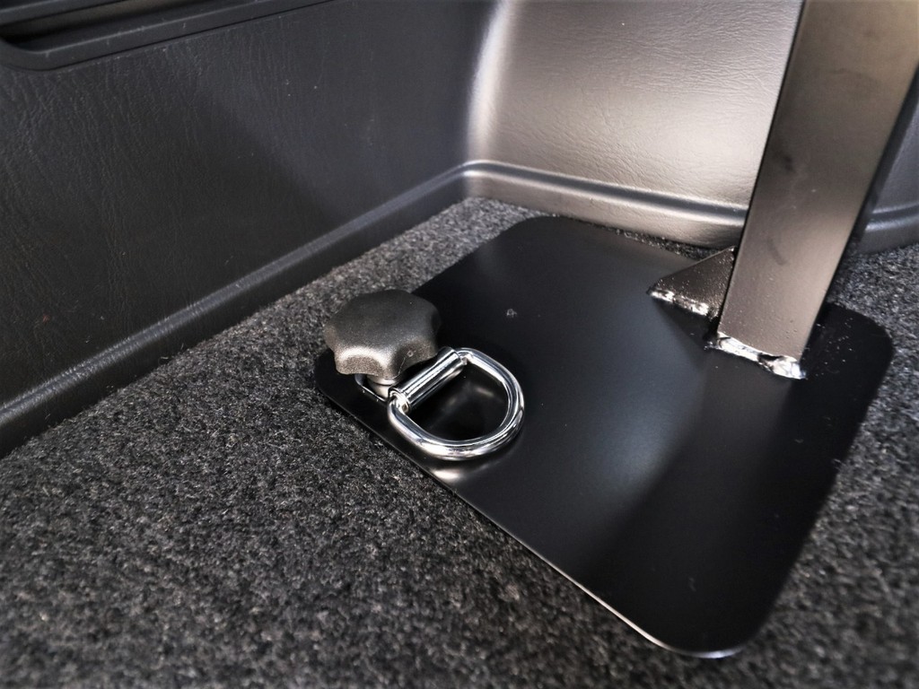 支柱はボルトで止められているので道具不要で付け外しが可能です！