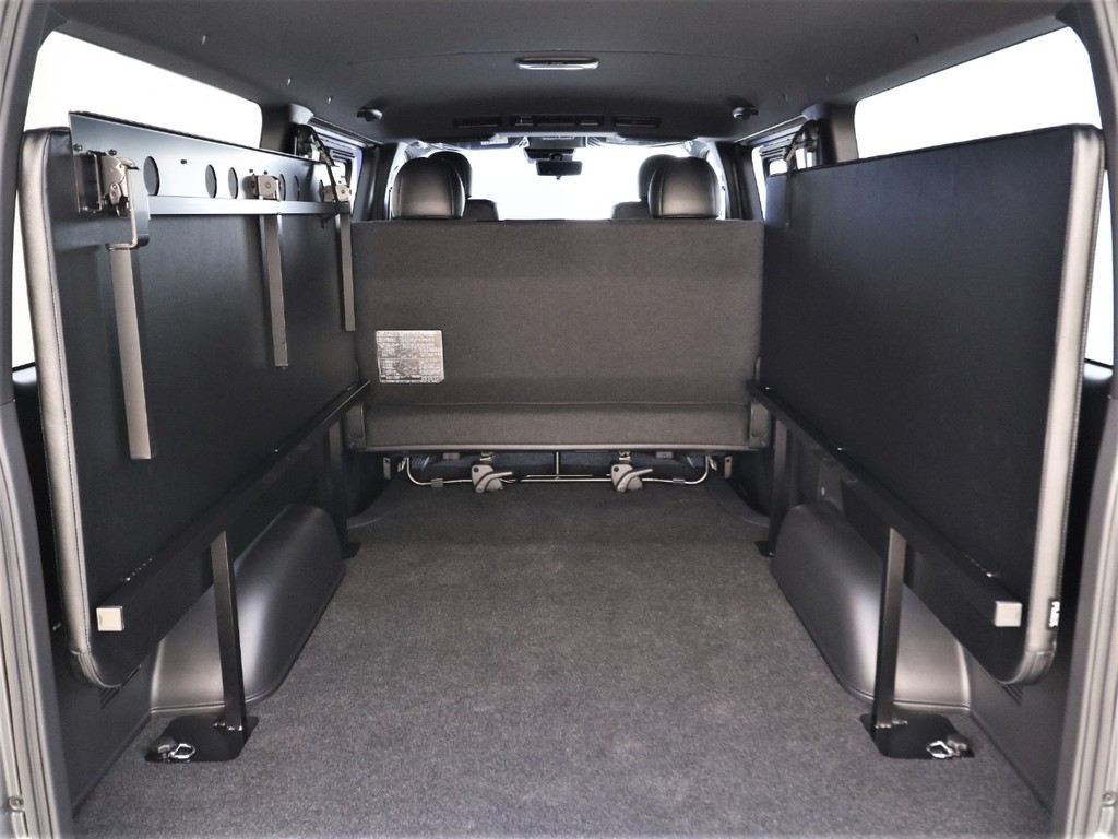 ハイエースＶの荷室の広さを損なわないフリップアップベッド！