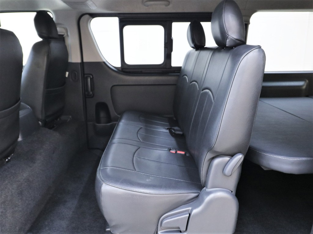 セカンドシートも特別仕様車専用シートとなっております！