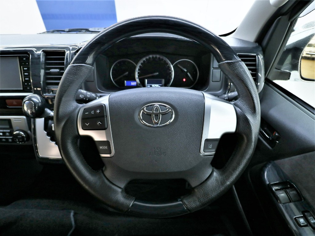 黒木目調コンビハンドルです！運転時、手にフィットするのでとても運転しやすいです！