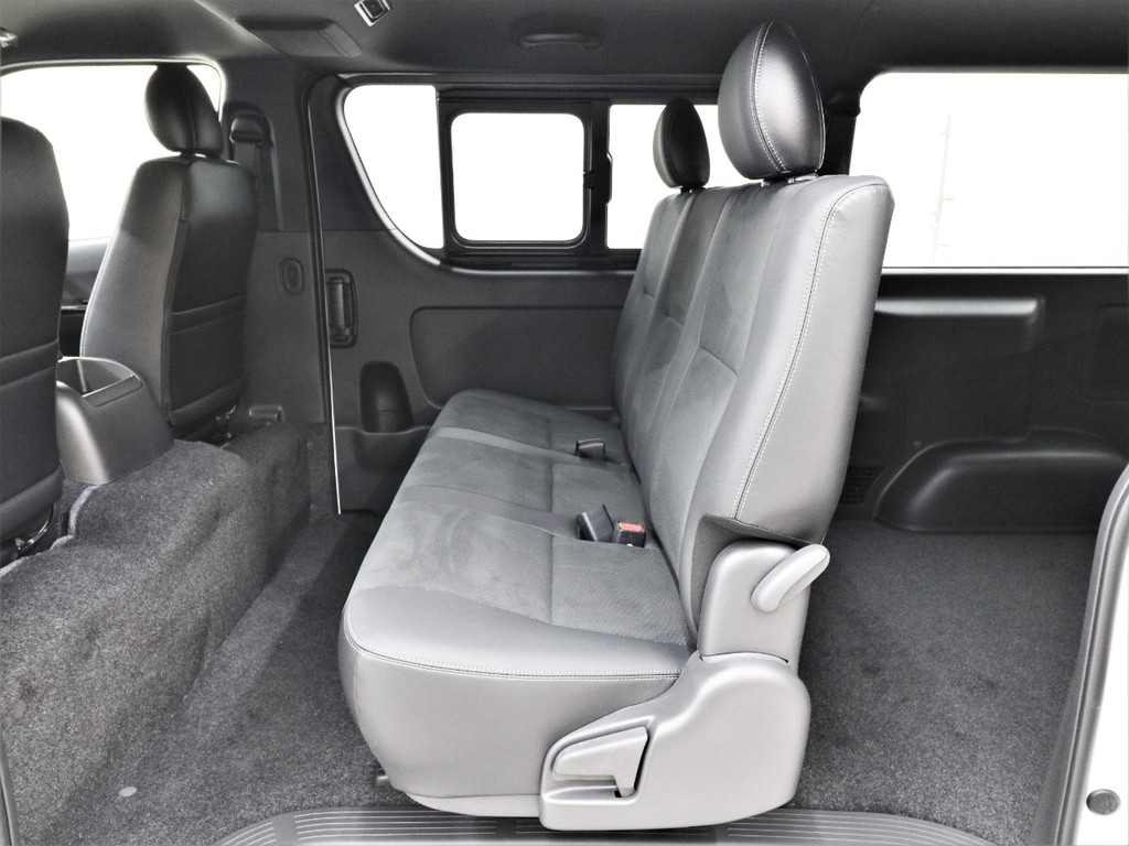 セカンドシートも特別仕様車専用ハーフレザーシートとなっております！