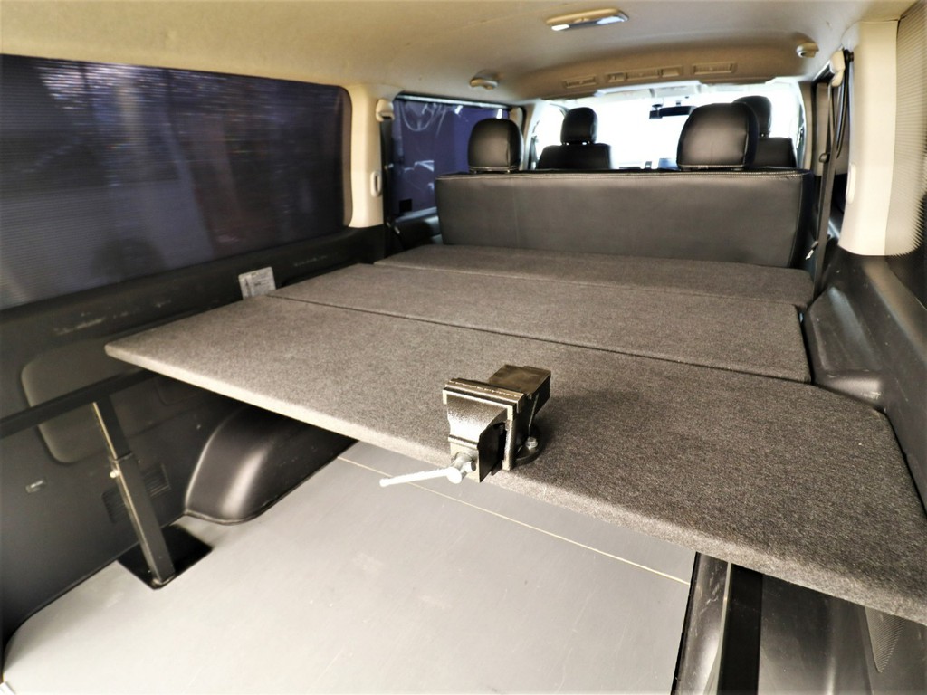 ベッドマットに万力が付いているので車内作業もできます！