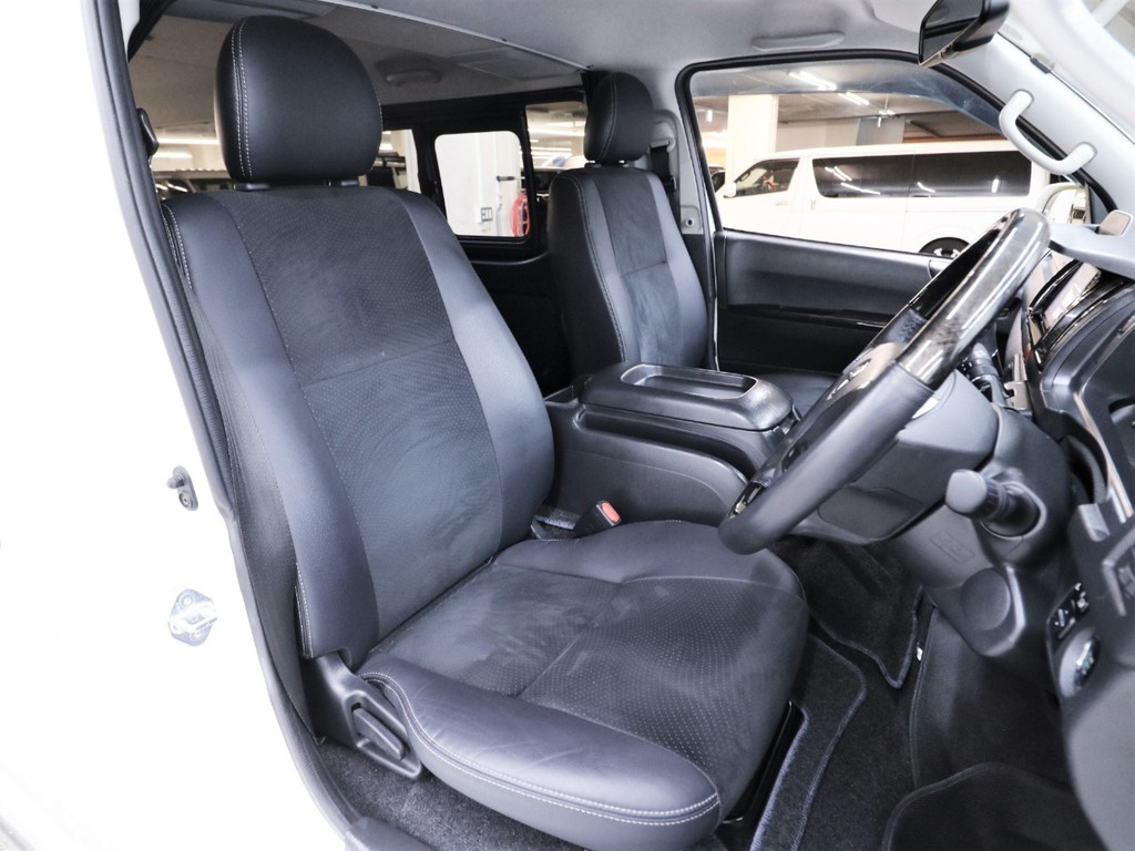 特別仕様車専用ハーフレザーシート！