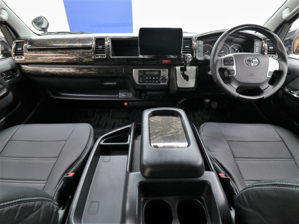 運転席助手席も広々快適ですよ！