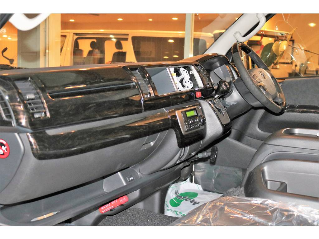 黒木目調インテリアで、運転席も華やかになっております！！