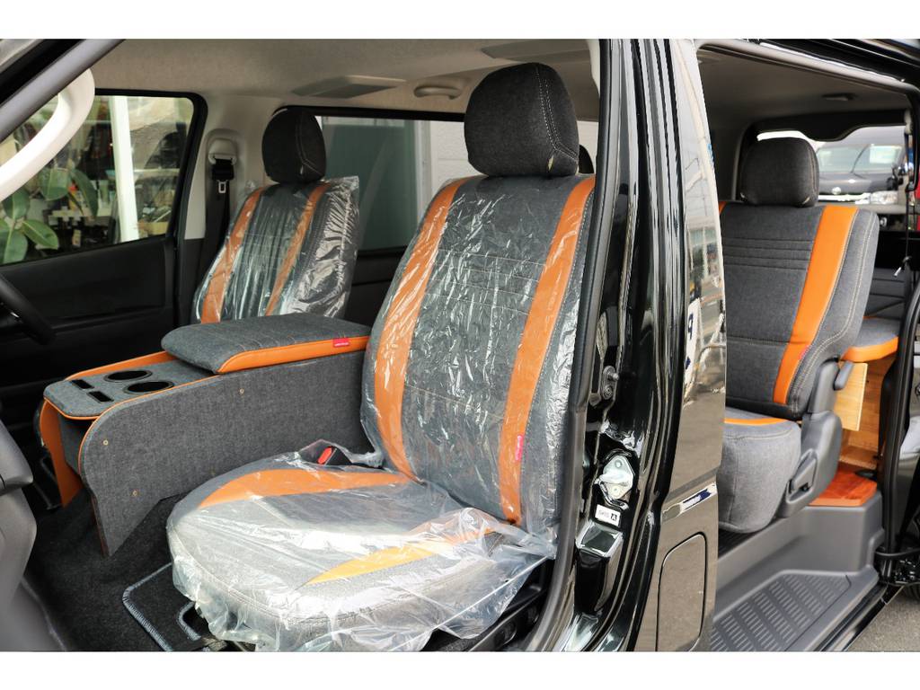 児島デニムとレザーをマッチさせたシートカバーを完備
