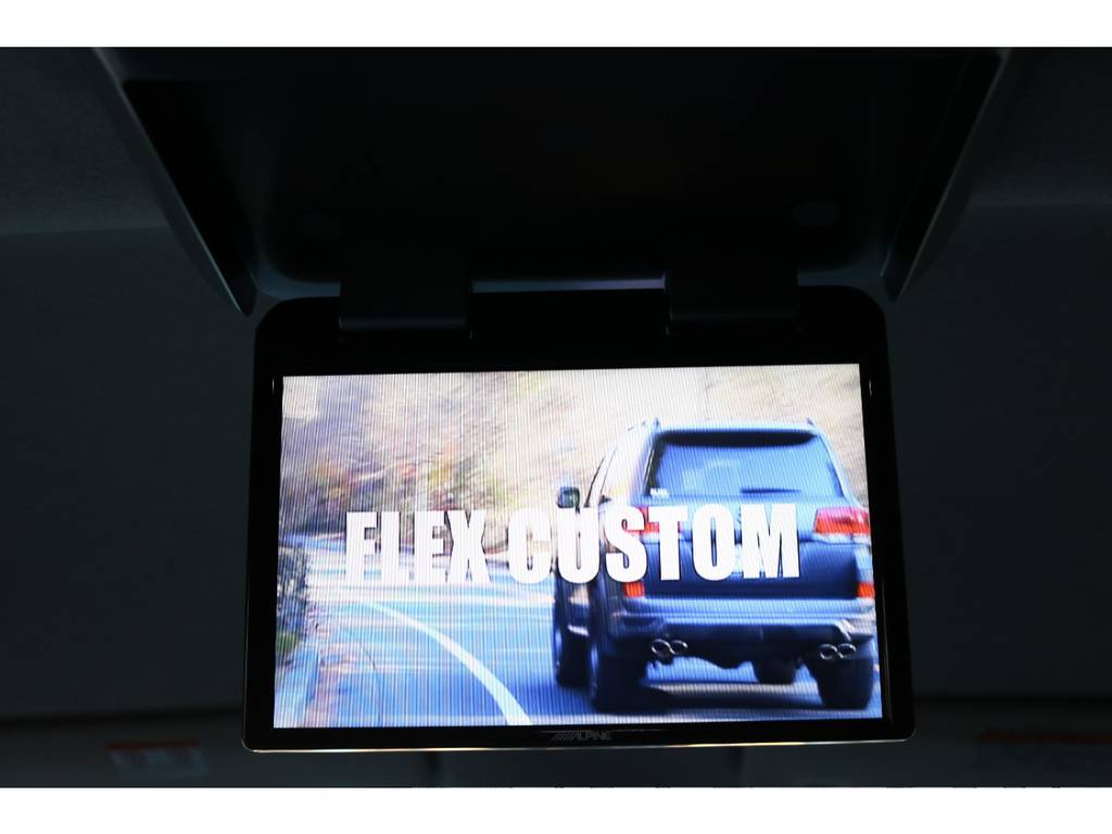 アルパイン　フリップダウンモニターも装備しておりますので最後尾のシートからでも楽しめますね☆