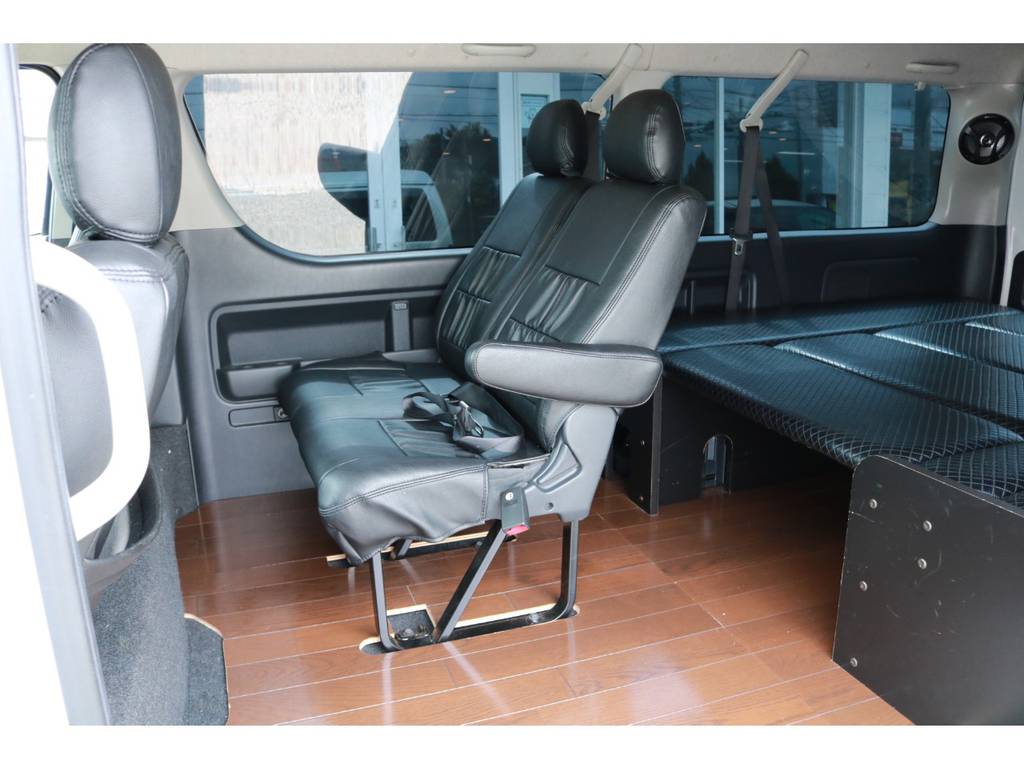 セカンドシートもブラックレザーシートカバー完備！