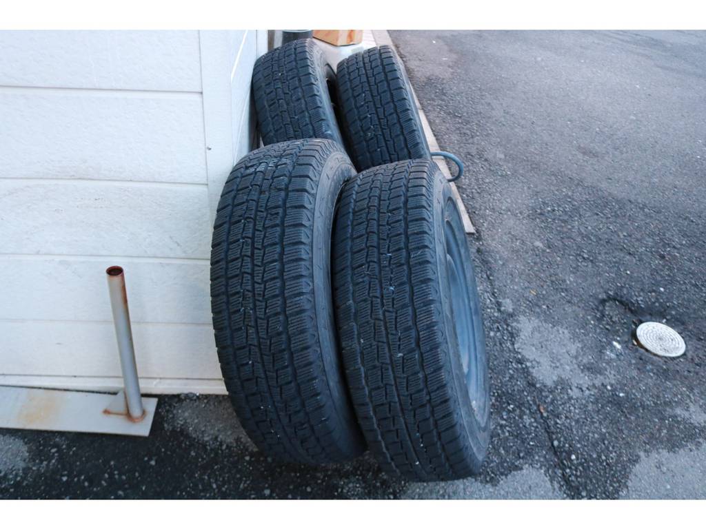 中古品ですがスタッドレスタイヤも４本付いてます！オールシーズン大活躍する４ＷＤ車には必需品ですね！後から買うと結構しますし・・・これは嬉しいですね！