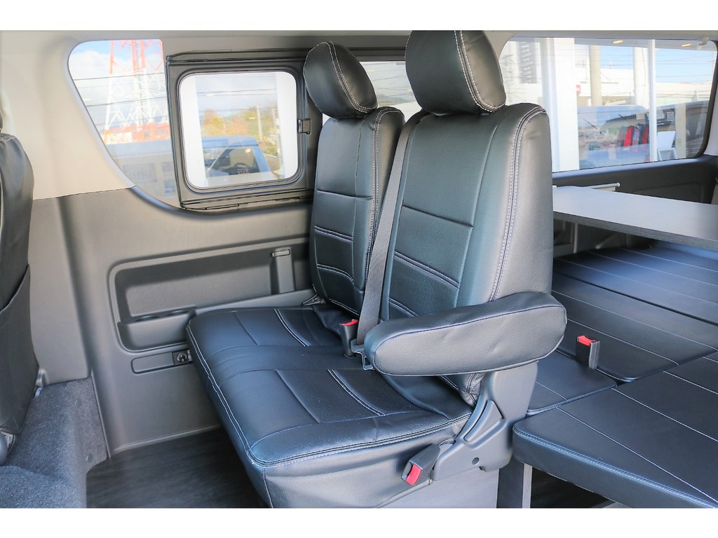 セカンドシートもシートカバー施工済。全国納車お受け致します。　お気軽にお問合せ下さいませ。　ＴＥＬ：０７２－７３０－７７６０