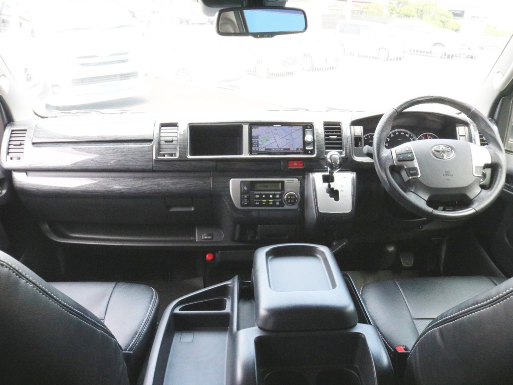 新車時メーカーオプションも多数完備！　高年式・低走行のワンオーナー車！　ボディーカラーは人気のパールホワイトです！