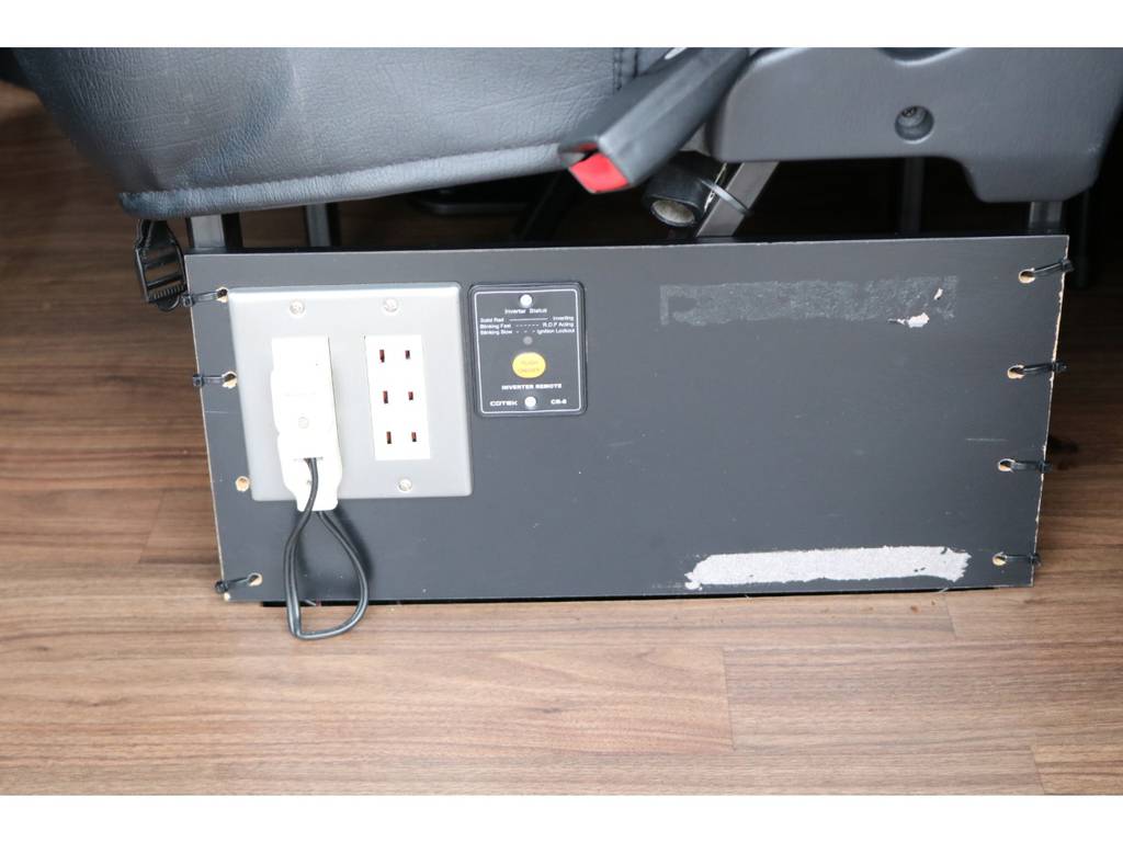 インバーターの操作パネルは２列目シートの横にあります！