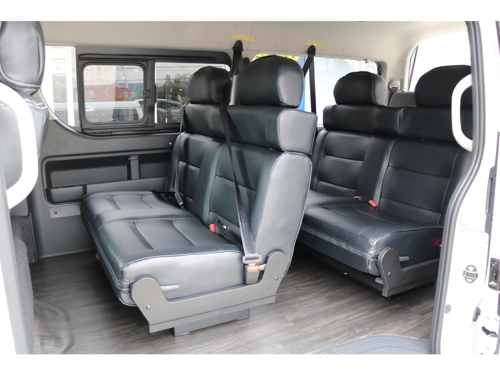 ２列目、３列目にはベンチシートを装備しました！全国納車お受け致します。　お気軽にお問合せ下さいませ。　ＴＥＬ：０７２－７３０－７７６０