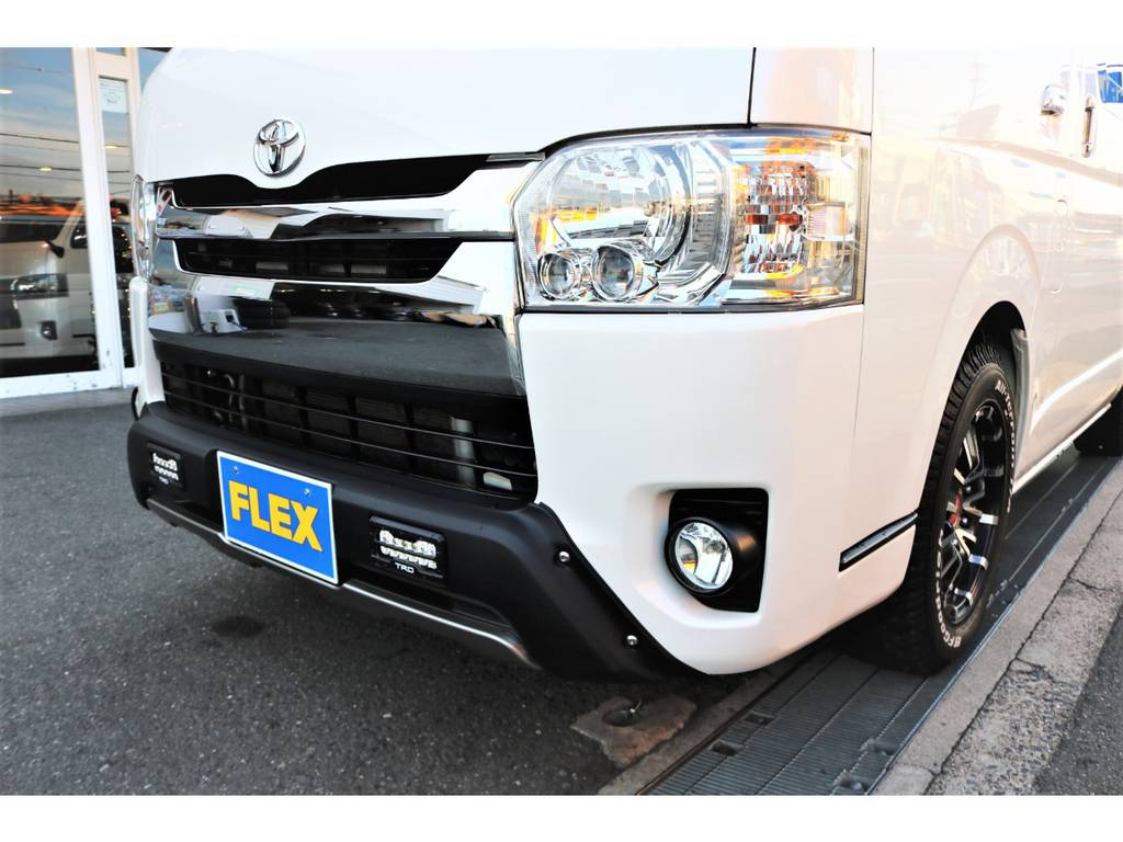 存在感を演出するＴＲＤフロントスポイラーを装着☆