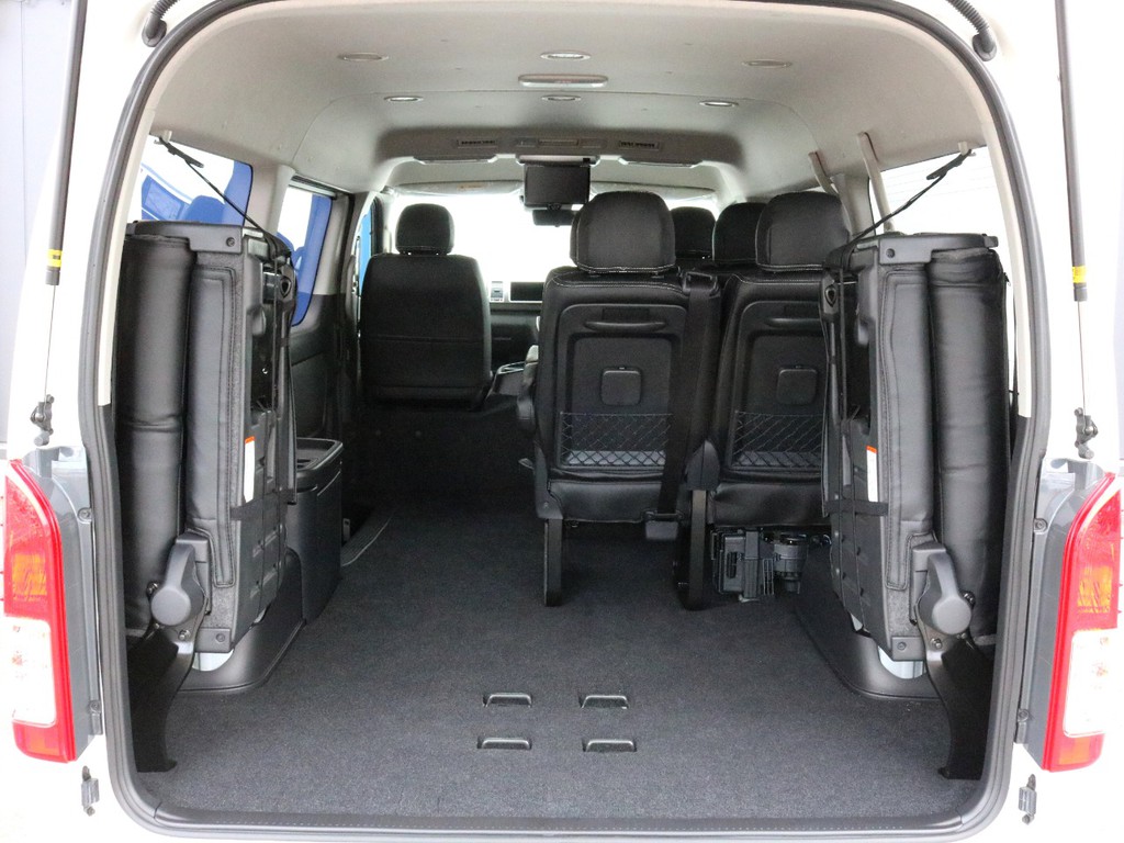 4列目シートを跳ね上げることによって十分な荷室スペースを確保することが可能です！　人も物も沢山乗せられるのがスペースの広いハイエースの特徴です！