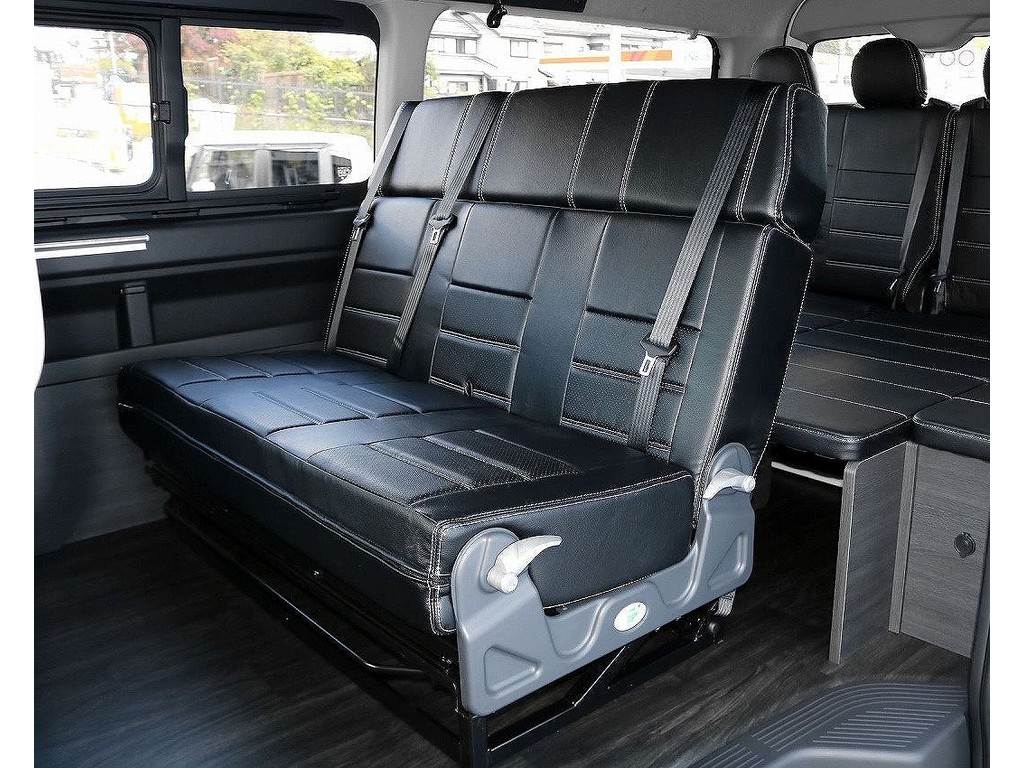 ２列目シートは魅力的な広々スペースですね☆