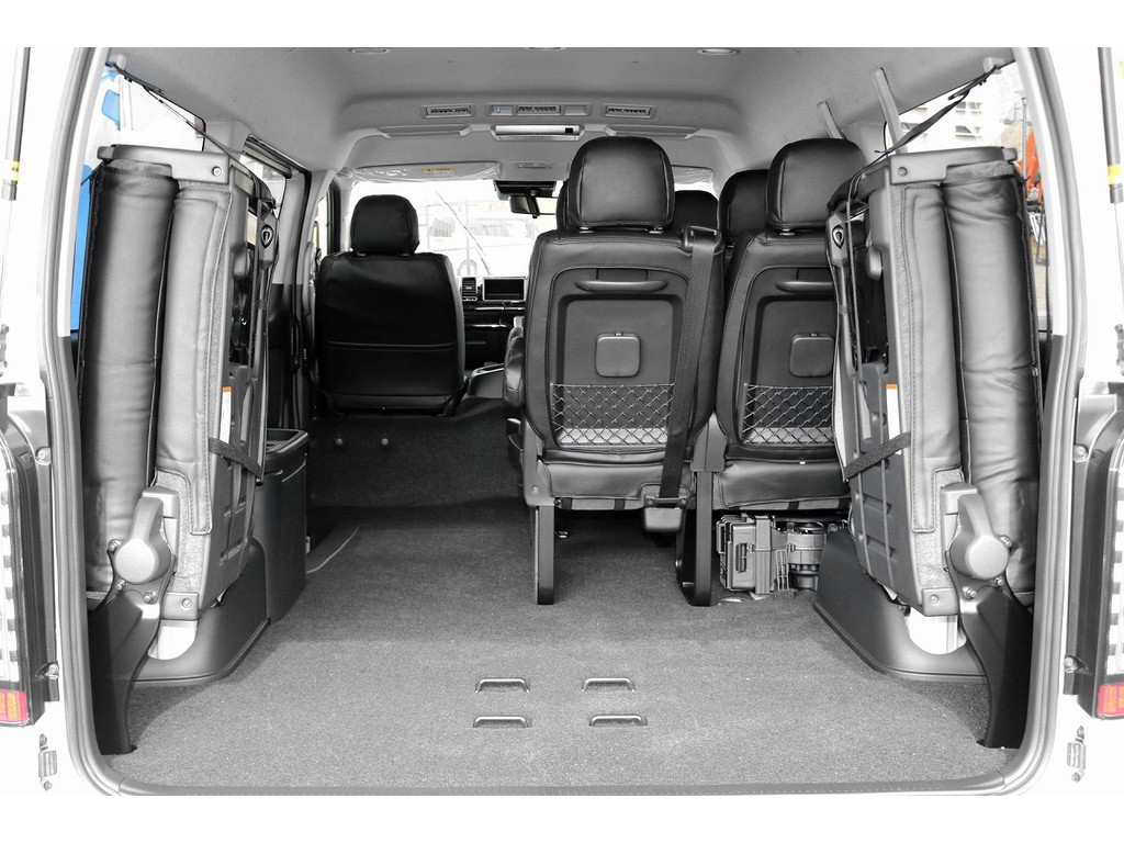 ４列目シートを跳ね上げれば前向き６人で荷物もたくさん積めます☆彡