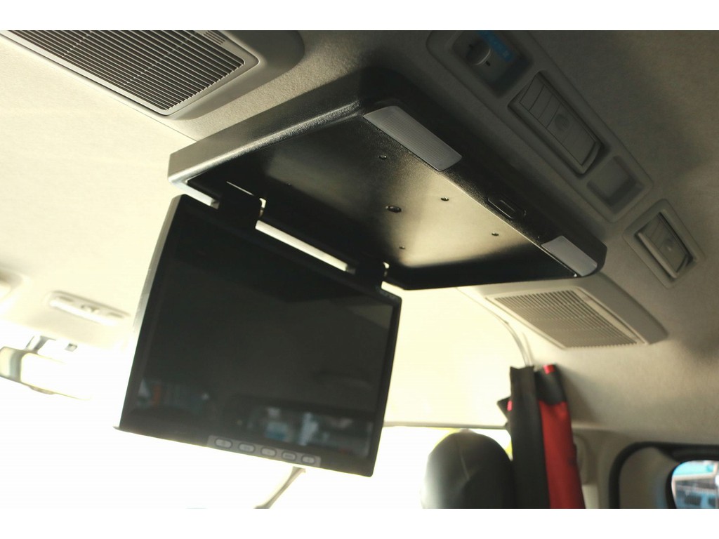 海外製大型フリップダウンモニター完備☆彡
