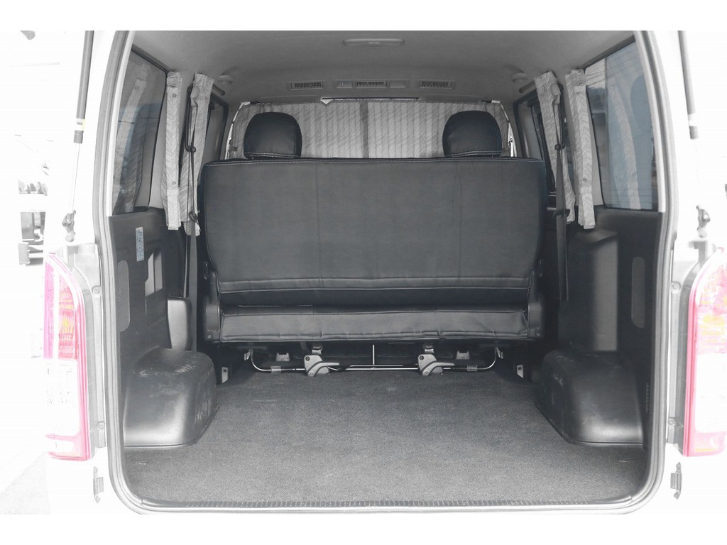 カーテンを閉めてプライバシーの守られた車内ですね☆彡