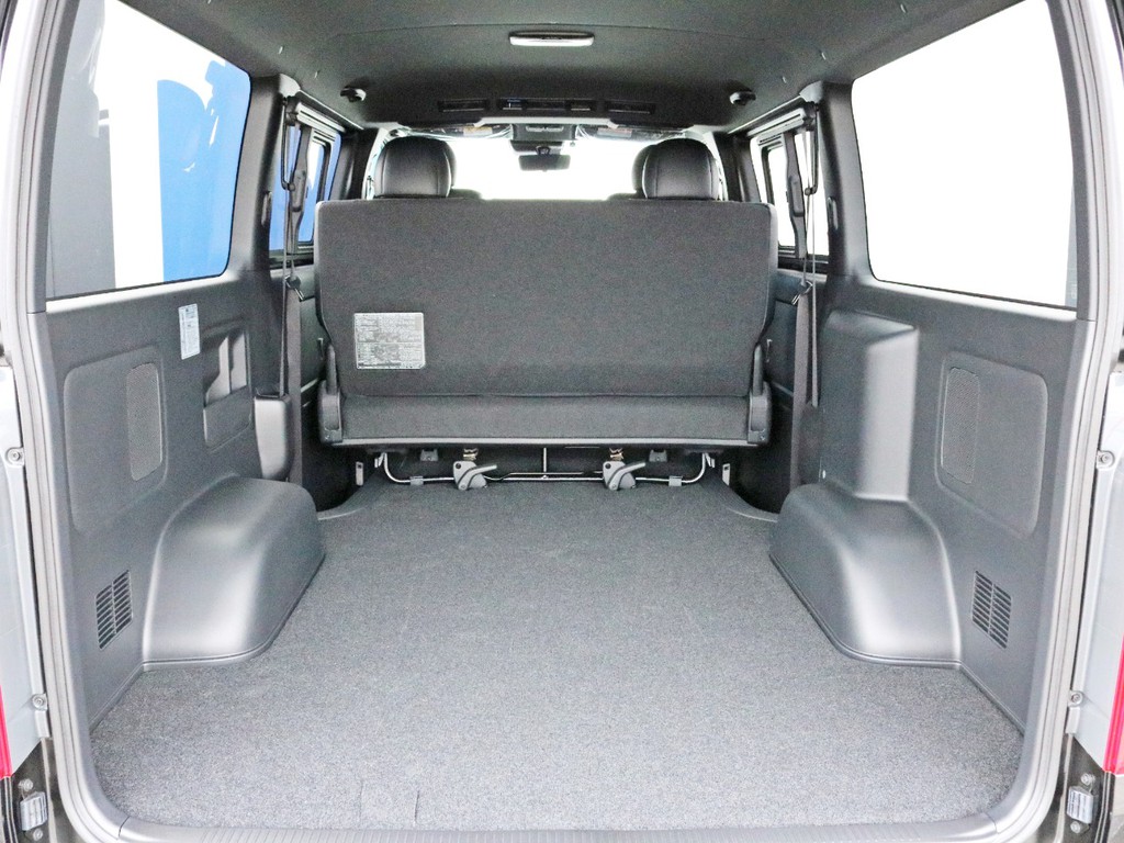 リヤハッチを開くとハイエースバンならではの広大なラゲッジスペースが確保されています。ベッドキットやラバーマット等、追加のカスタムも喜んでお受け致します。