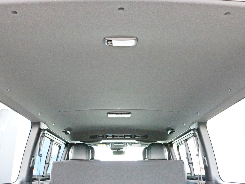 ダークプライムⅡ特別仕様車なのでダークルーフ＆ブラックピラーが標準装備されています。車内に高級感が漂っています。