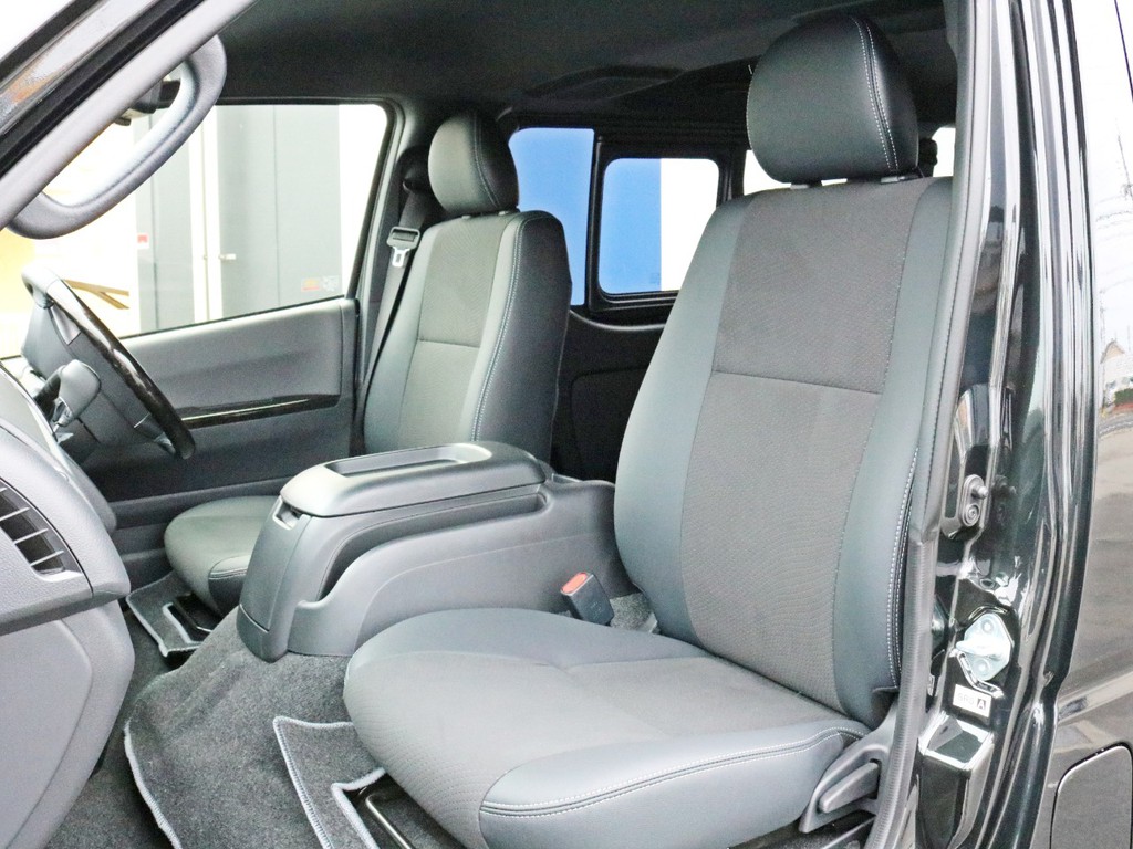 ダークプライムⅡ特別仕様車なので専用のハーフレザーシートが設置されています。そのままハーフレザーシートを楽しむのも、追加でシートカバーを設置するのも貴方次第！
