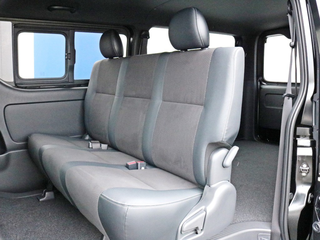 勿論、2列目シートも専用のハーフレザーシートになっています。3点式シートベルトなのでチャイルドシートの設置も可能です。
