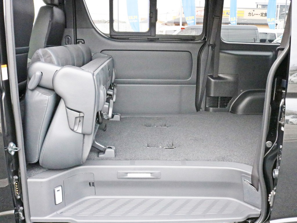 2列目シートを前方へ跳ね上げ収納することによって、より広い荷室スペースを確保する事が可能です。