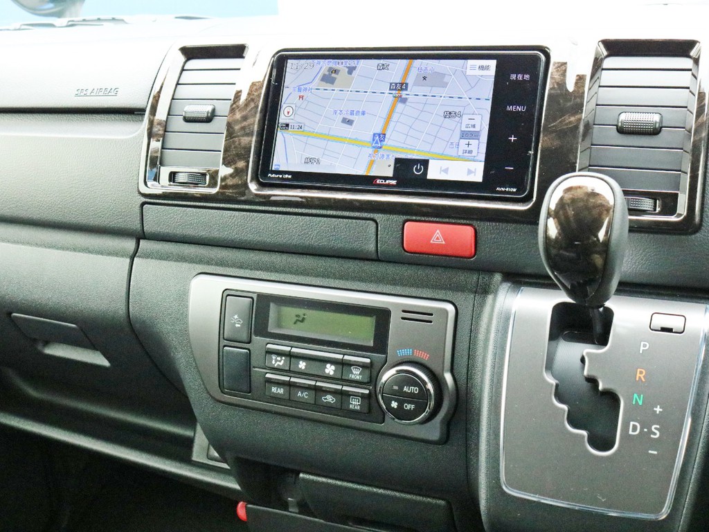 ダークプライムⅡ特別仕様車なのでインテリア部分も黒木目調の特別仕様となっています。シフトノブや本革締めステアリングも専用のものです。