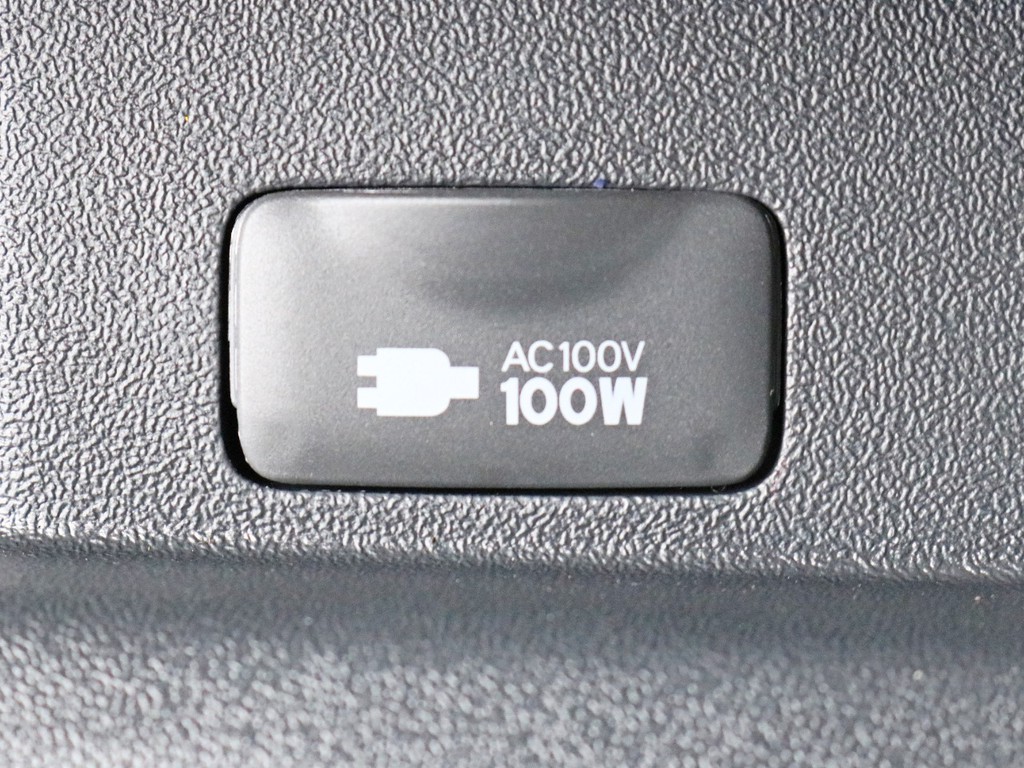 あると便利なアクセサリーコネクターAC100V電源を完備！　携帯電話等、モバイル端末の充電にご活用頂けます。