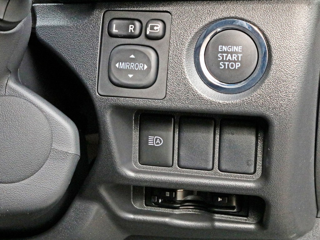 ダークプライムⅡ特別仕様車なのでプッシュスタート＆スマートエントリーを標準装備！　ハイウェイドライブの必需品ETCもこちらにビルトインされています。