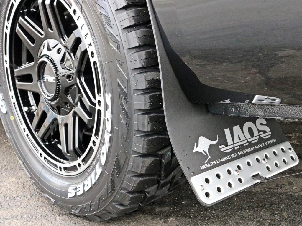 タイヤの後ろ側にはデザイン性、実用性共に人気のJAOSマッドガードを装着済み！　オフロード感がグッと増します！