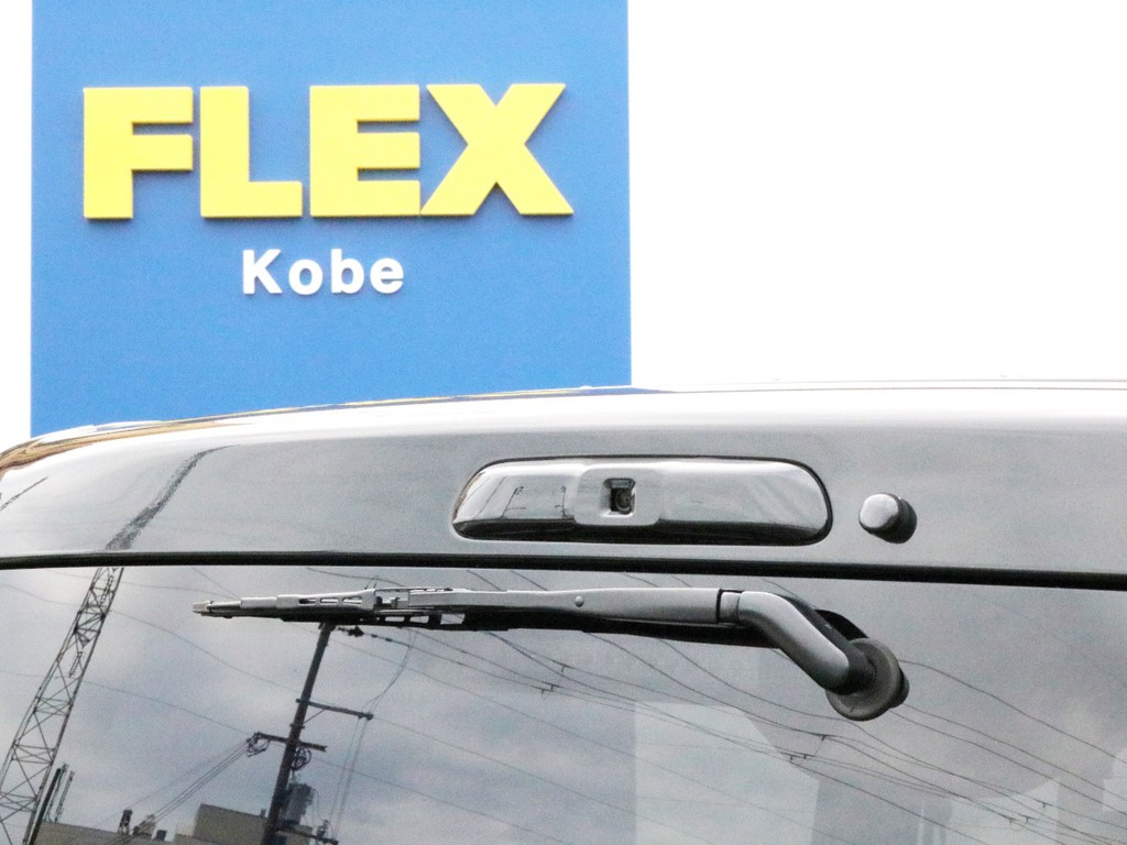 6型から追加されたメーカーオプション3種、デジタルインナーミラー、パノラミックビューモニター、インテリジェントクリアランスソナーを完備！　写真はデジタルインナーミラーに後方の映像を送るカメラです。