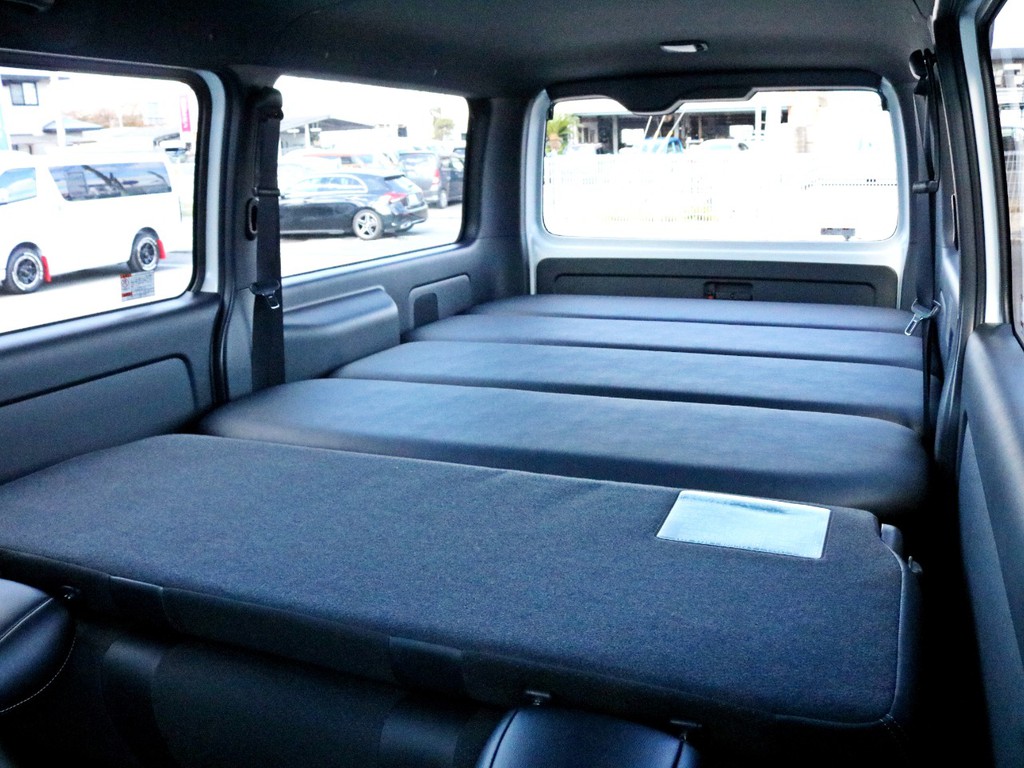 2列目シートを倒すことによって、荷室スペース全体がほぼフルフラット状態になります。荷物を積むにも、車中泊をするにも十分な広さです。