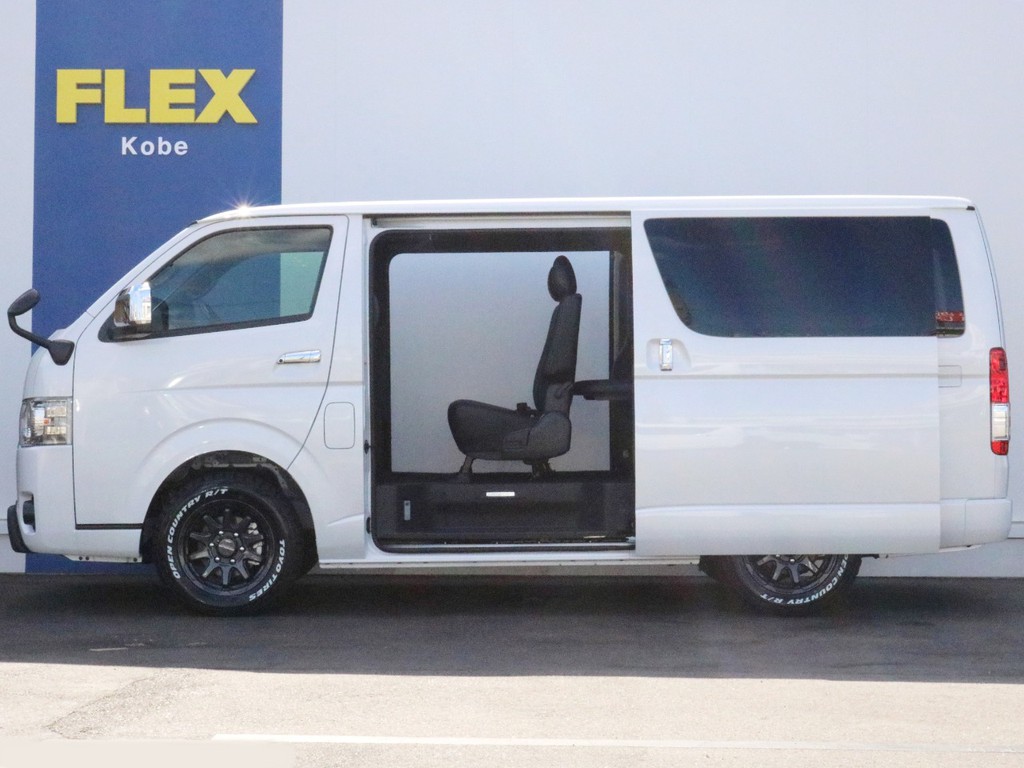 両側パワースライドドアなので人の乗り降りや荷物の積み下ろしがとても楽です。風通しも良いので停車時の急速換気にもご利用頂けます。