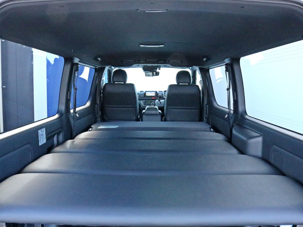 荷室スペースにはFLEXベッドキットType1を装着！　車中泊対応なので様々なシーンでハイエースをご活用頂けます。