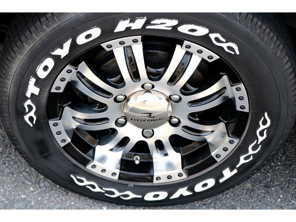 クエルボ８　１６インチ　ＴＯＹＯ　Ｈ２０ホワイトレタータイヤをセット！！