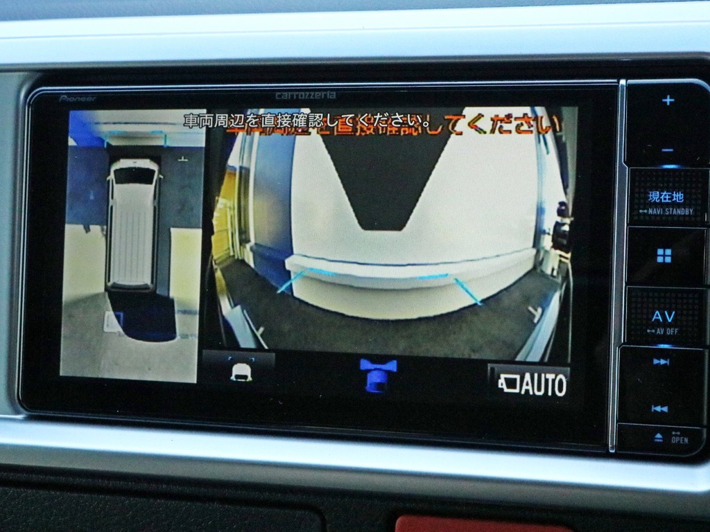 カロッツェリアSDフルセグナビを搭載！　ナビとしては勿論、オーディオや映像モニターとしてもご活用頂けます。バックカメラやパノラミックビューモニターの映像はこちらに描写されます。