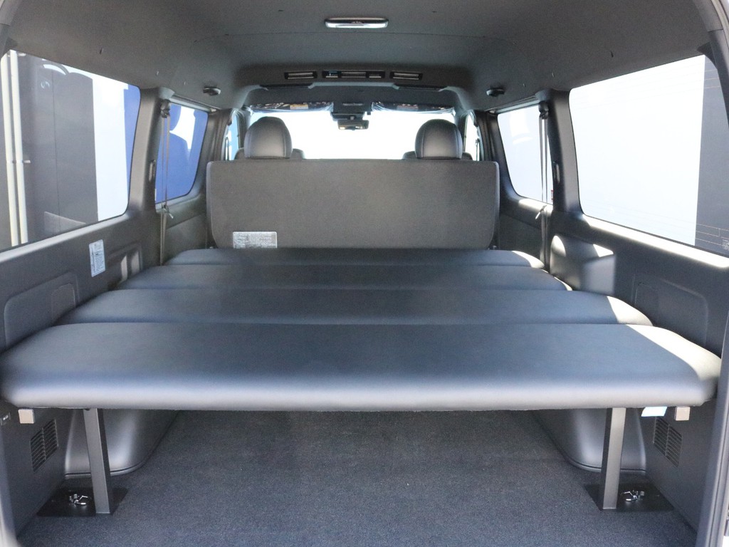 リヤハッチを開くと十分な荷室スペースと設置されたベッドキットが現れます。身長180ｃｍ程度の方でも足を伸ばせる十分な広さがあります。