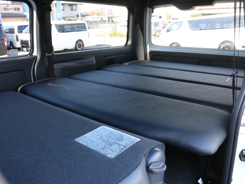 2列目シートを倒すことによって、荷室スペース全体がほぼフルフラット状態になります。荷物を積むにも、車中泊をするにも十分な広さです。