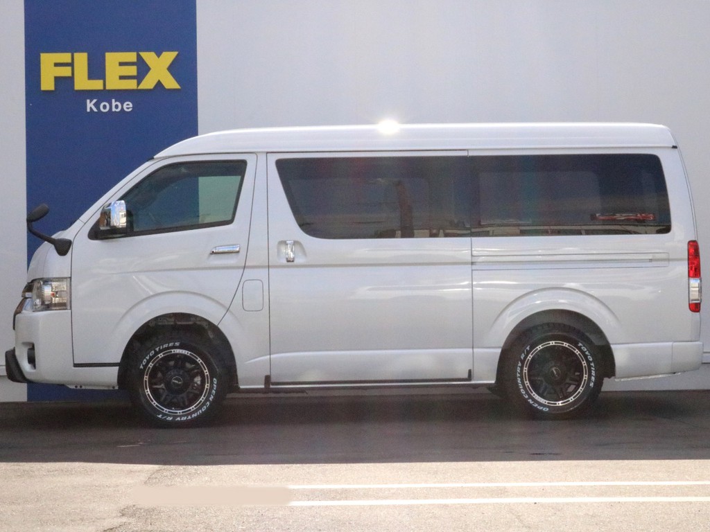 オフロードスタイルなので車高はあえて純正を維持しています。寒冷地仕様なのでスライドドアの下には凍結でスライドドアが開かなくなるトラブルを防ぐ為の、アウトサイドモールディングが設置されています。