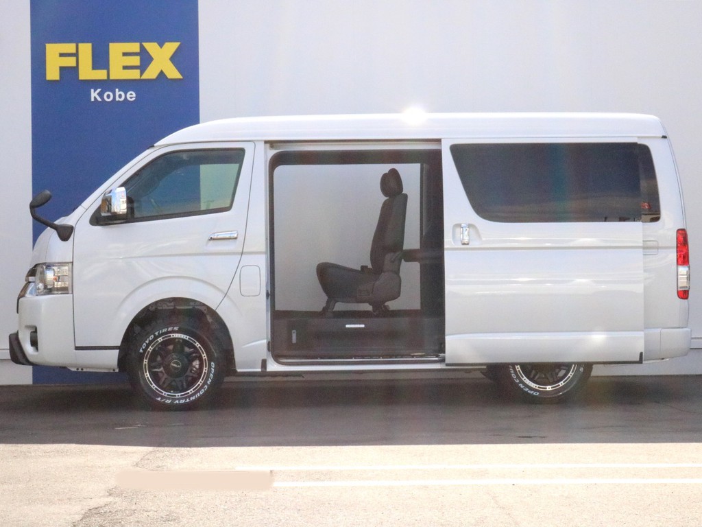 両側パワースライドドアなので人の乗り降りや荷物の積み下ろしがとても楽です。風通しも良いので停車時の急速換気にもご利用頂けます。