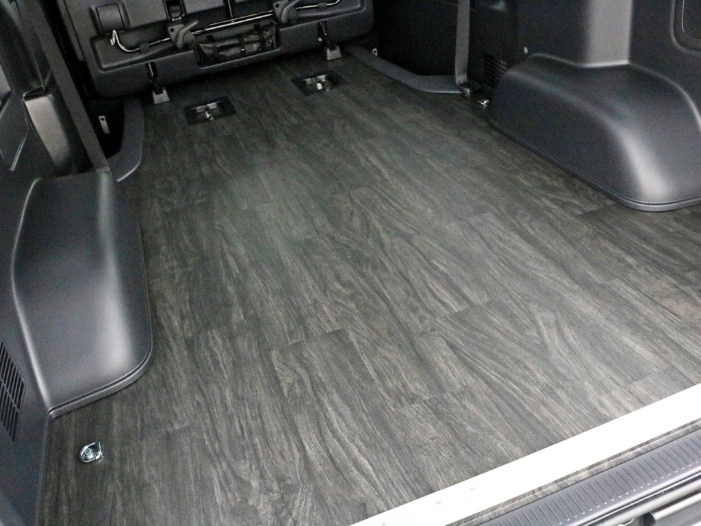 床張りフローリング施工済みなので荷室スペース足元がとても安定しています。水拭き可能なのでお手入れも楽です♪
