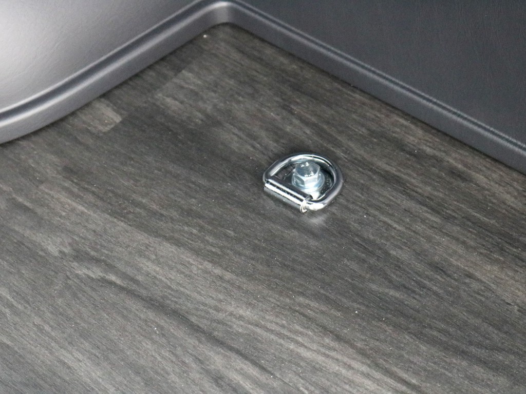 純正フックもフローリングの上に移植していますので、荷物をロープで固定したりする際にご活用頂けます。