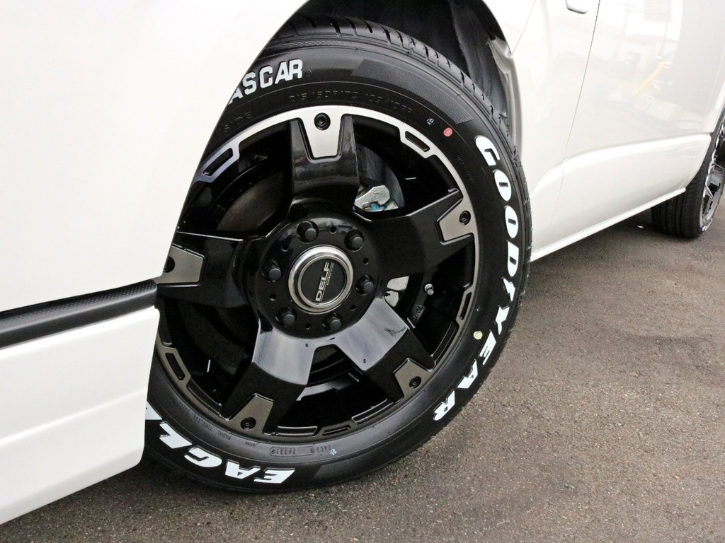FLEX　Delf03 17インチAWを装着済み！　タイヤはナスカーホワイトレタータイヤを合わせました。