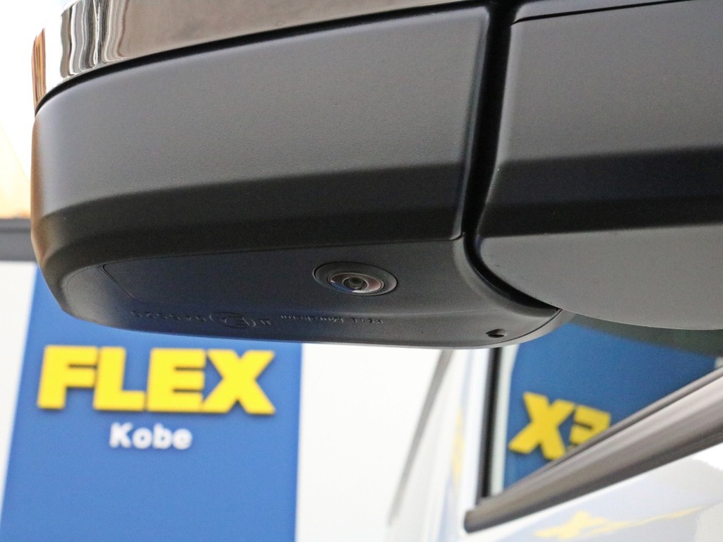 6型から追加された新車時メーカーオプション3種を完備しています！　写真はパノラミックビューモニター用にミラー下に設置されたカメラです。